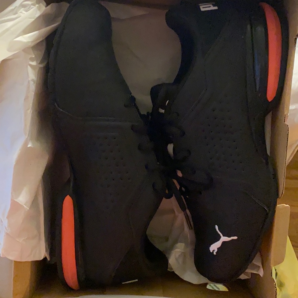Puma Sneaker black with a hint of red on the sole